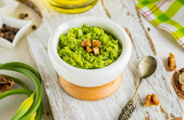 Flecha Ajo Salsa Pesto Con Nueces Mortero Blanco Sobre Fondo —  Fotos de Stock