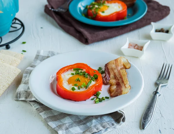 Πρωινό Τηγανητό Αυγό Κόκκινο Γλυκό Πιπέρι Μπέικον Λευκό Κεραμικό Πιάτο — Φωτογραφία Αρχείου