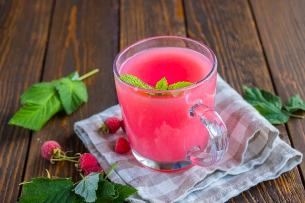 러시아 라즈베리 Raspberry Jelly 배경의 유리잔에 Kissel 요리법 — 스톡 사진