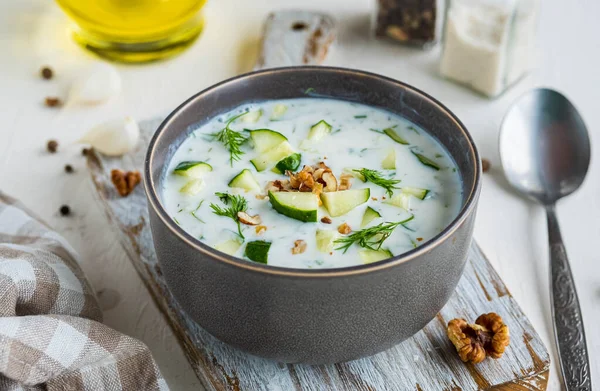 Tarator Tradicional Búlgaro Sopa Fría Con Pepino Hierbas Nueces Tazón —  Fotos de Stock