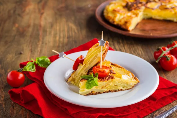 Sliced Spanish Tortilla Traditional Dish Eggs Fried Potatoes Clay Plate — Stock Photo, Image