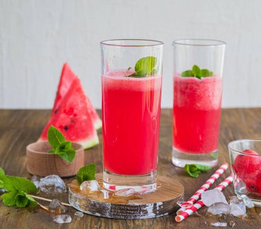 Yumuşak içecek, karpuz limonatası ya da kahverengi ahşap arka planda gözlüklü Aqua Fresca. Yemek tarifi iç. Karpuz tarifleri