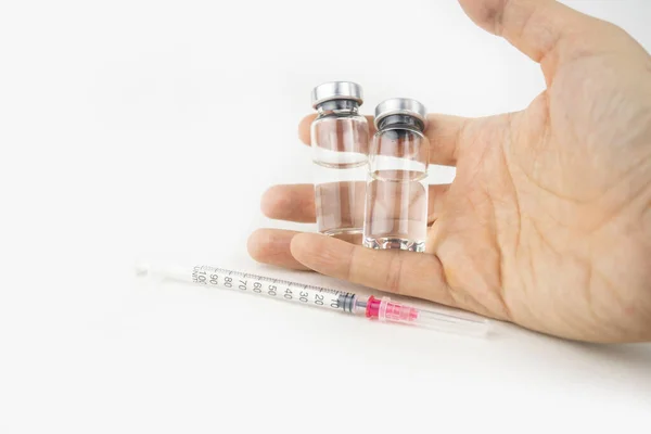 Två Injektionsflaskor Med Läkemedel Och Spruta Hand För Injektionsbehandling Begreppet — Stockfoto