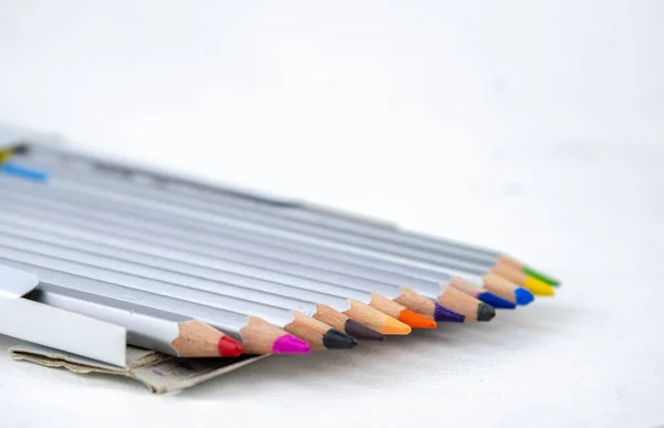 一套彩色铅笔在一个盒子里 与白种人隔离 — 图库照片