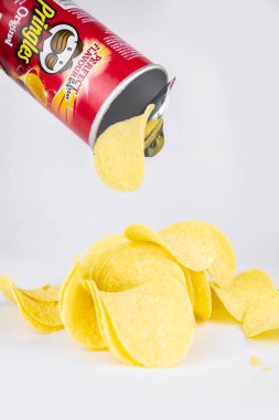 Bir kutu Pringles cipsi. Orijinal olanı beyaza izole edilmiş. Kiev, Ukrayna - Kasım 2020