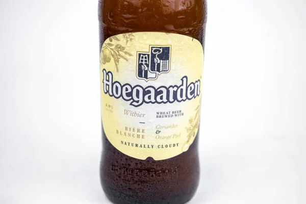 Beyaz üzerine izole edilmiş cam şişe Hoegaarden beyaz bira. Kiev, Ukrayna - Kasım 2020