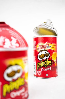 Bir kutu Pringles cipsi. Orijinal olanı beyaza izole edilmiş. Kiev, Ukrayna - Kasım 2020