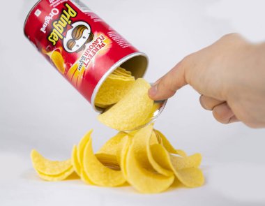 Bir kutu Pringles cipsi. Orijinal olanı beyaza izole edilmiş. Kiev, Ukrayna - Kasım 2020