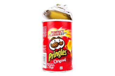 Bir kutu Pringles cipsi. Orijinal olanı beyaza izole edilmiş. Kiev, Ukrayna - Kasım 2020
