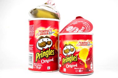 Bir kutu Pringles cipsi. Orijinal olanı beyaza izole edilmiş. Kiev, Ukrayna - Kasım 2020