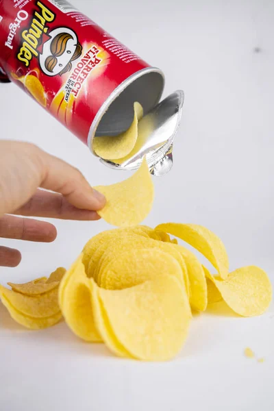 Caixa Pringles Chips Originais Isolados Branco Kiev Ucrânia Novembro 2020 — Fotografia de Stock