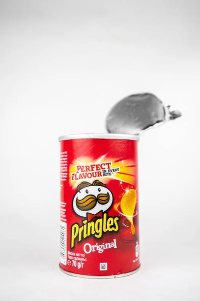 Bir kutu Pringles cipsi. Orijinal olanı beyaza izole edilmiş. Kiev, Ukrayna - Kasım 2020