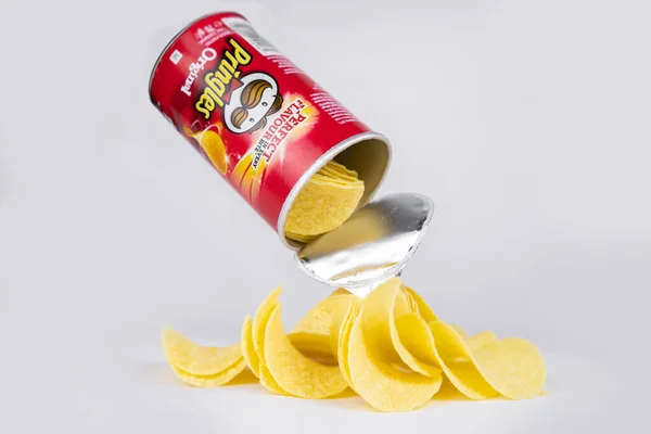Bir kutu Pringles cipsi. Orijinal olanı beyaza izole edilmiş. Kiev, Ukrayna - Kasım 2020