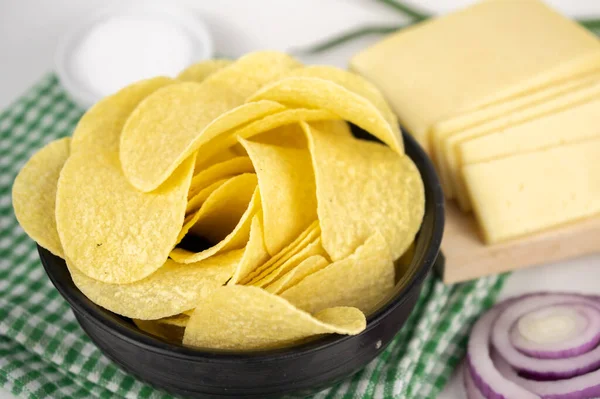 Chips Com Conceito Sabores Diferentes Batatas Fritas Com Queijo Molho — Fotografia de Stock