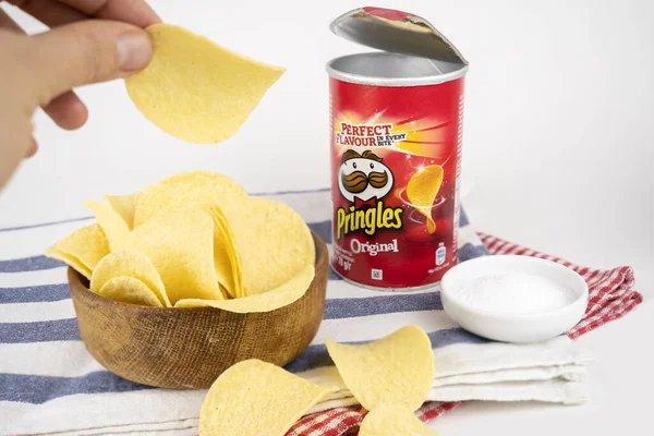 Pringles Caixa Chips Original Com Uma Tigela Madeira Cheia Batatas — Fotografia de Stock