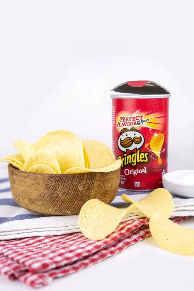 Pringles Caixa Chips Original Com Uma Tigela Madeira Cheia Batatas — Fotografia de Stock