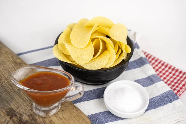Chips Uma Tigela Madeira Com Molho Churrasco Sal — Fotografia de Stock