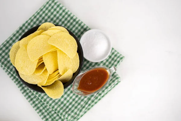 Chips Träskål Med Grillsås Och Salt — Stockfoto