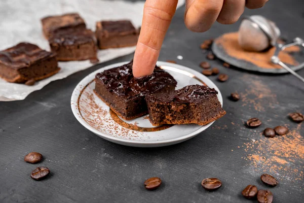 Kakaové Brownies Rozpuštěnou Tmavou Čokoládou Nakrájenou Hranaté Kousky Bílém Talíři — Stock fotografie