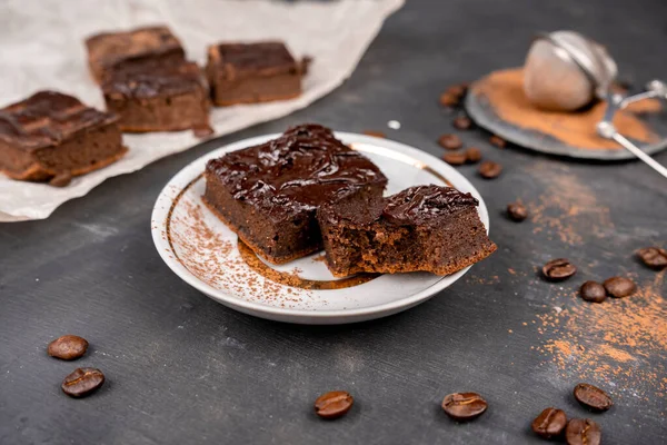 Brownies Cacao Vertiendo Con Chocolate Negro Derretido Cortado Trozos Cuadrados — Foto de Stock