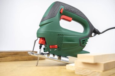 Modern elektrikli zımbırtı DIY ev ahşap işçiliği için bir araç. Arkaplanda tahta tahtalar