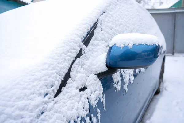 Veel Sneeuw Een Blauwe Auto Van Dichtbij — Stockfoto