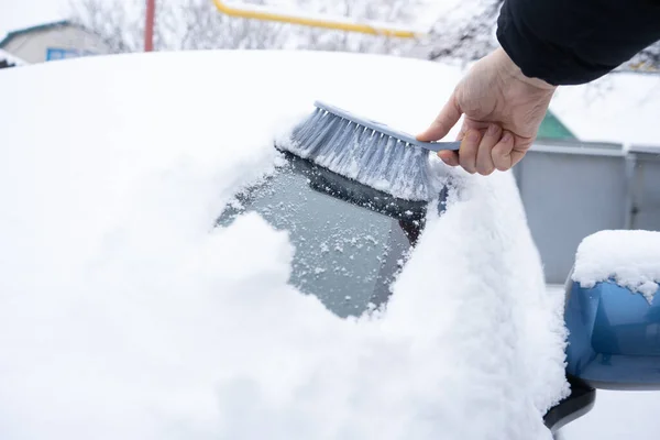Limpando Neve Pára Brisas Carro Com Escova Carro — Fotografia de Stock