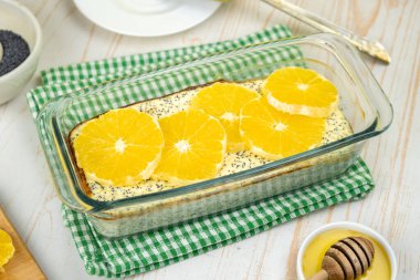 Sağlıklı bir tatlı. Haşhaş tohumlu ve portakallı cheesecake