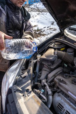Adam özel sıvı tankına antifriz döküyor.