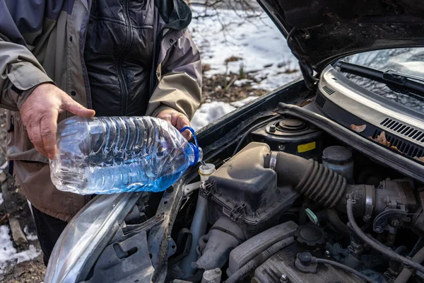 Man Gieten Antivries Speciale Vloeistof Tank — Stockfoto