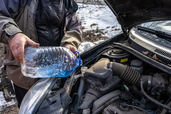 Man Gieten Antivries Speciale Vloeistof Tank — Stockfoto