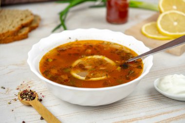 Geleneksel Rus çorbası solyankası. Et, limon ve zeytinli Hodgepodge çorbası. Ekşi kremayla servis edilir.