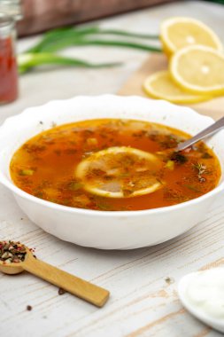 Geleneksel Rus çorbası solyankası. Et, limon ve zeytinli Hodgepodge çorbası. Ekşi kremayla servis edilir.