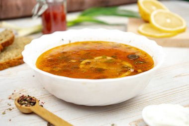 Geleneksel Rus çorbası solyankası. Et, limon ve zeytinli Hodgepodge çorbası. Ekşi kremayla servis edilir.