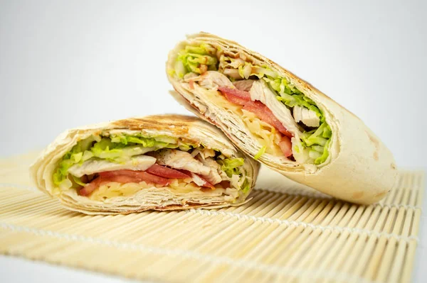 Ev yapımı shawarma / burrito / pita / tavuk dürümü sebze ve soslu.