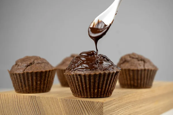 Schmelzschokolade Schokoladenbraune Muffins Auf Holzbrett Gießen — Stockfoto