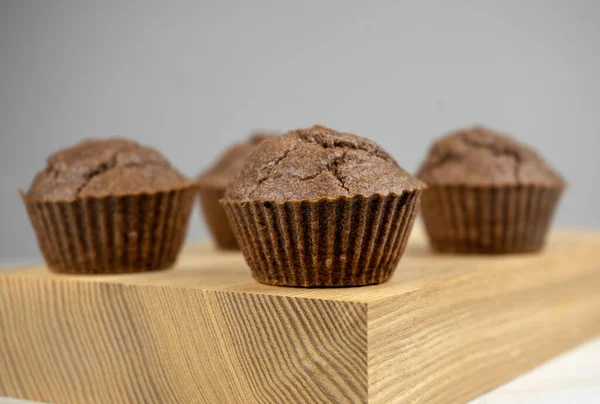 Muffins Chocolate Marrom Placa Madeira — Fotografia de Stock