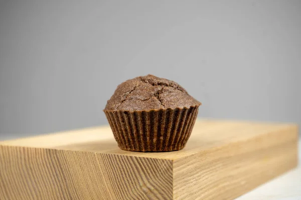 Braune Schokoladenmuffins Auf Holzbrett — Stockfoto