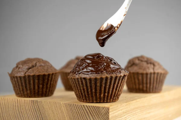 Schmelzschokolade Schokoladenbraune Muffins Auf Holzbrett Gießen — Stockfoto