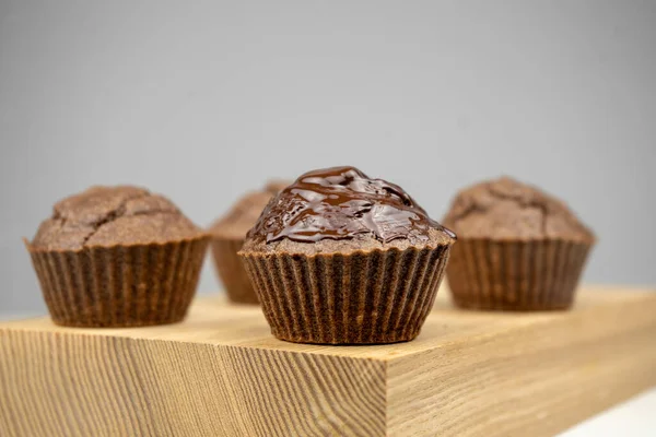 Muffins Chocolate Marrón Sobre Tabla Madera —  Fotos de Stock