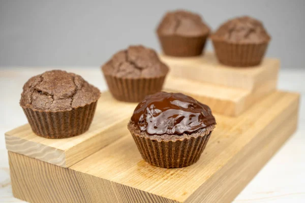 Muffins Chocolate Marrón Sobre Tabla Madera —  Fotos de Stock