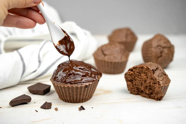 Muffins Marrones Chocolate Hechos Casa Sobre Mesa Blanca —  Fotos de Stock