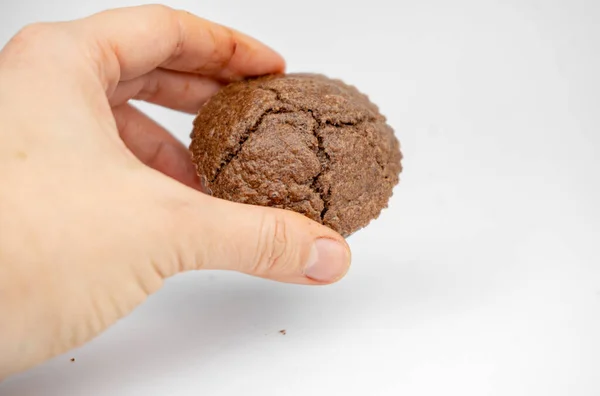Zelfgemaakte Chocolade Bruine Muffins Een Hand Geïsoleerd Witte Achtergrond — Stockfoto