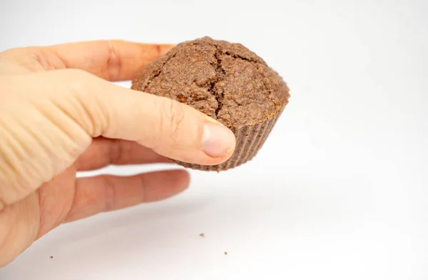Hausgemachte Schokoladenbraune Muffins Der Hand Isoliert Auf Weißem Hintergrund — Stockfoto