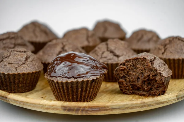 Set Hausgemachte Schokoladenbraune Muffins Auf Einem Holzteller — Stockfoto