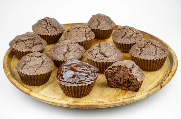 Set Hausgemachte Schokoladenbraune Muffins Auf Einem Holzteller — Stockfoto