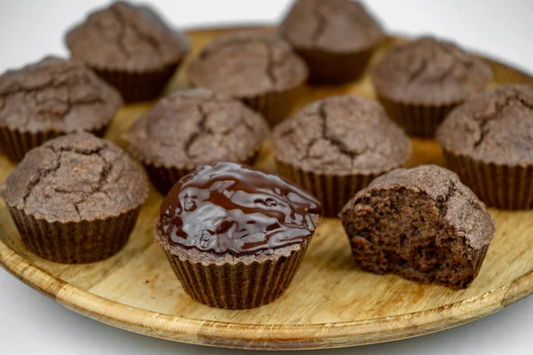 Set Hausgemachte Schokoladenbraune Muffins Auf Einem Holzteller — Stockfoto