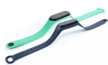 Beyaz arka planda izole edilmiş renkli kayışı olan yeni akıllı fitness bilekliği