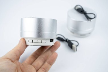 Yeni kablosuz gri, beyaz arkaplanda adı olmayan mini hoparlörler