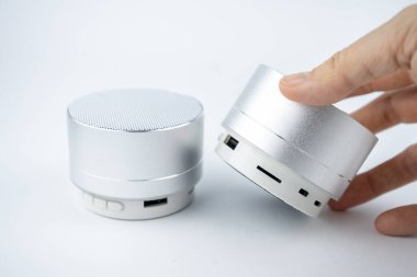Yeni kablosuz gri, beyaz arkaplanda adı olmayan mini hoparlörler